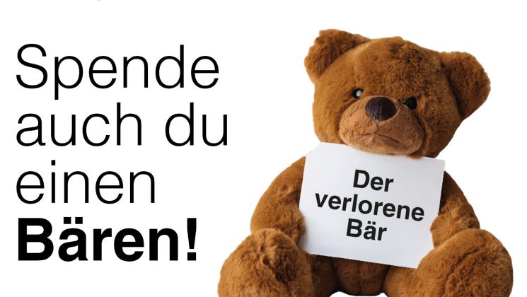 Ein brauner Kuschelbär hält ein Schild mit der Aufschrift 'Der verlorene Bär'. Unterstütze youngCaritas mit deiner Spende.