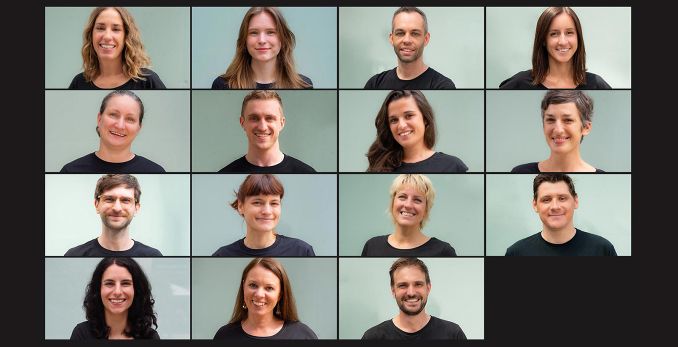 Eine Collage von 16 Personen in schwarzen T-Shirts, die freundlich in die Kamera lächeln, vor einem sanften grünen Hintergrund.