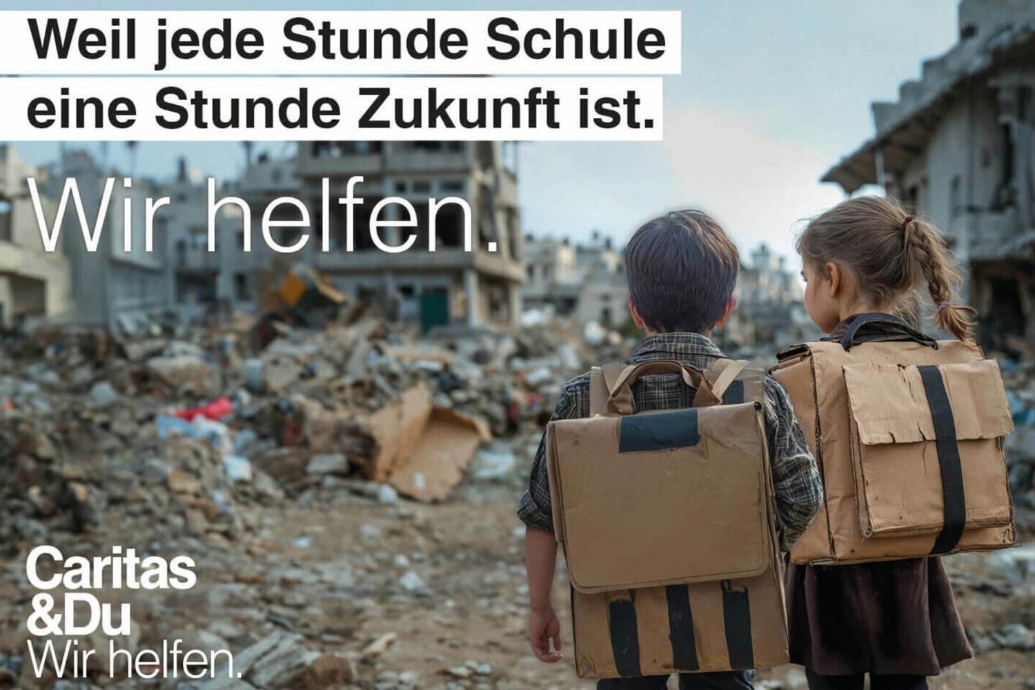 Zwei Kinder mit Schulrucksäcken blicken auf eine zerstörte Stadt. Die Botschaft betont die Bedeutung von Bildung in Krisenzeiten.