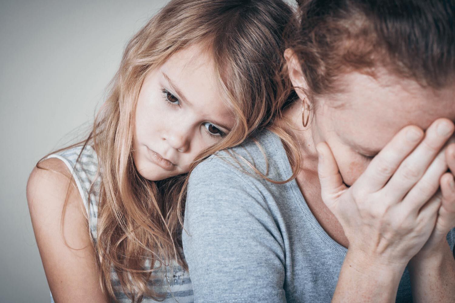Traurige Tochter umarmt Mutter
