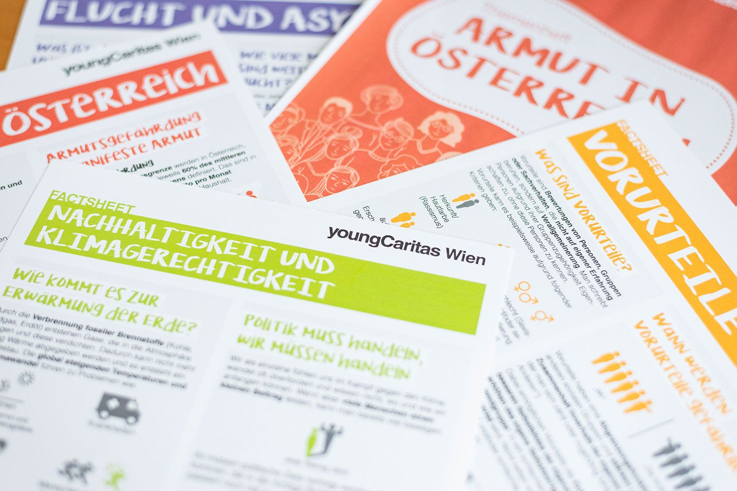 Mehrere Informationsblätter über Armut, Flucht, Vorurteile und nachhaltige Entwicklung, veröffentlicht von youngCaritas Wien.
