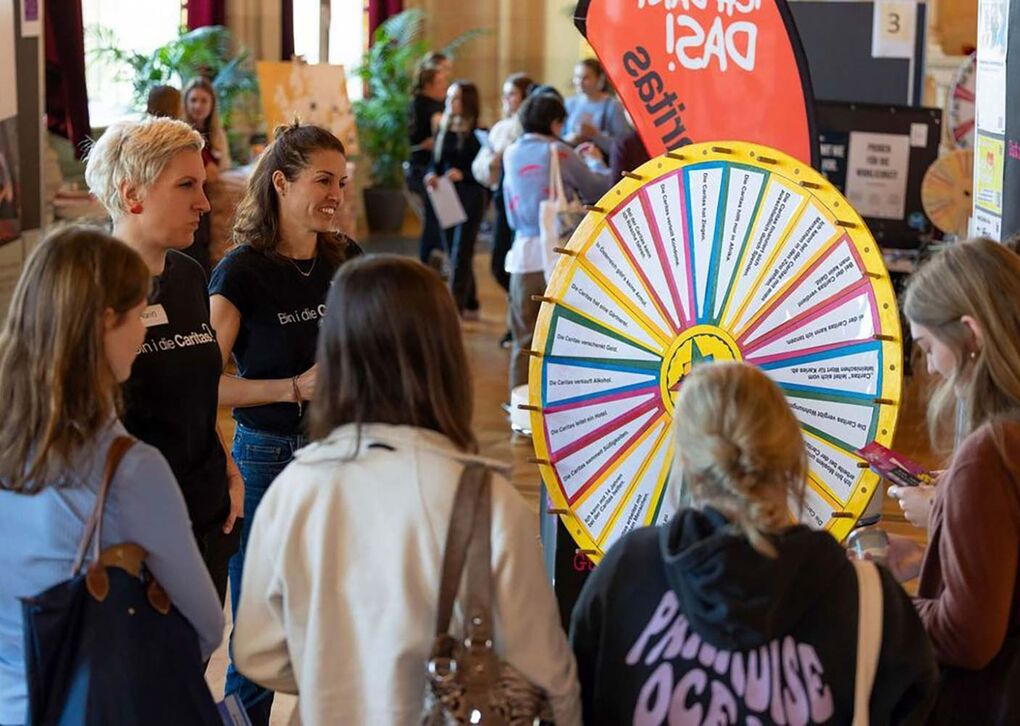 youngCaritas Wien Mitarbeiter informieren bei einer Messe