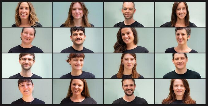Eine Collage von 16 Personen in schwarzen T-Shirts, die freundlich in die Kamera lächeln, vor einem sanften grünen Hintergrund.