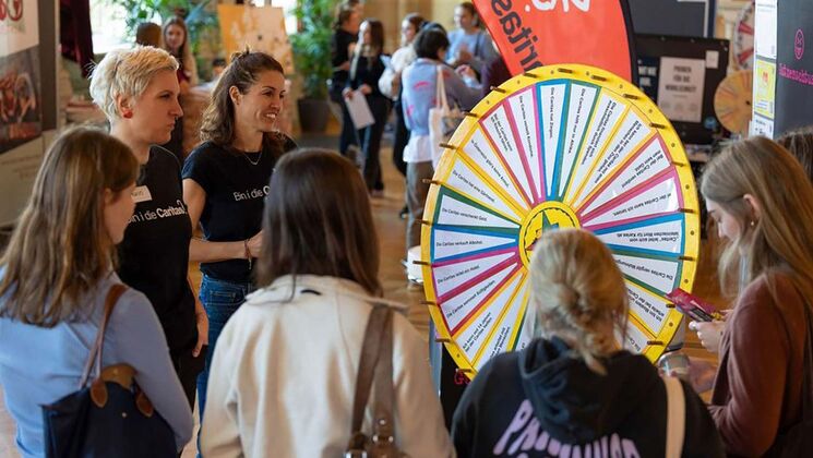 youngCaritas Wien Mitarbeiter informieren bei einer Messe